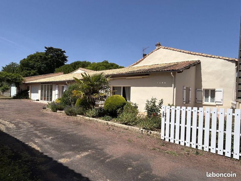 Maison 7 pièces 197 m² · à Pamproux · 197 m² · 199 000 €