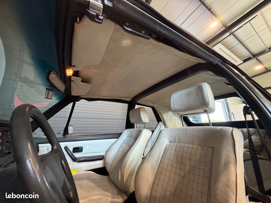 VOLKSWAGEN GOLF CABRIOLET 1.8 90ch - MOTEUR REFAIT 5000KMS - CAPOTE NEUVE - PEINTURE NEUVE - DOSSIER PHOTO RESTAURATION... (image 28)