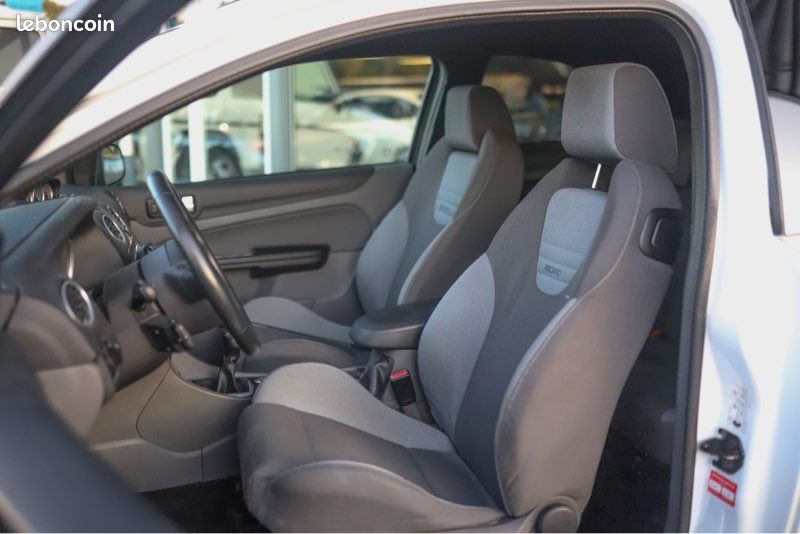 FORD FOCUS ST MK2 2.5 225 cv PHASE 2 3 PORTES - 100% ORIGINE - SIEGES CHAUFFANTS - CARNET COMPLET (image 9)