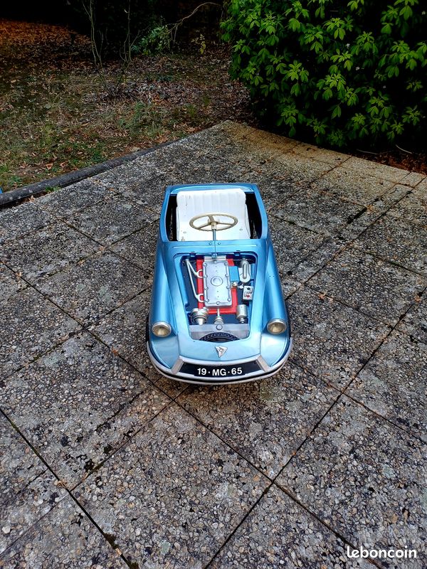 BELLE VOITURE À PEDALES en tôle, modèle Prévention Routière