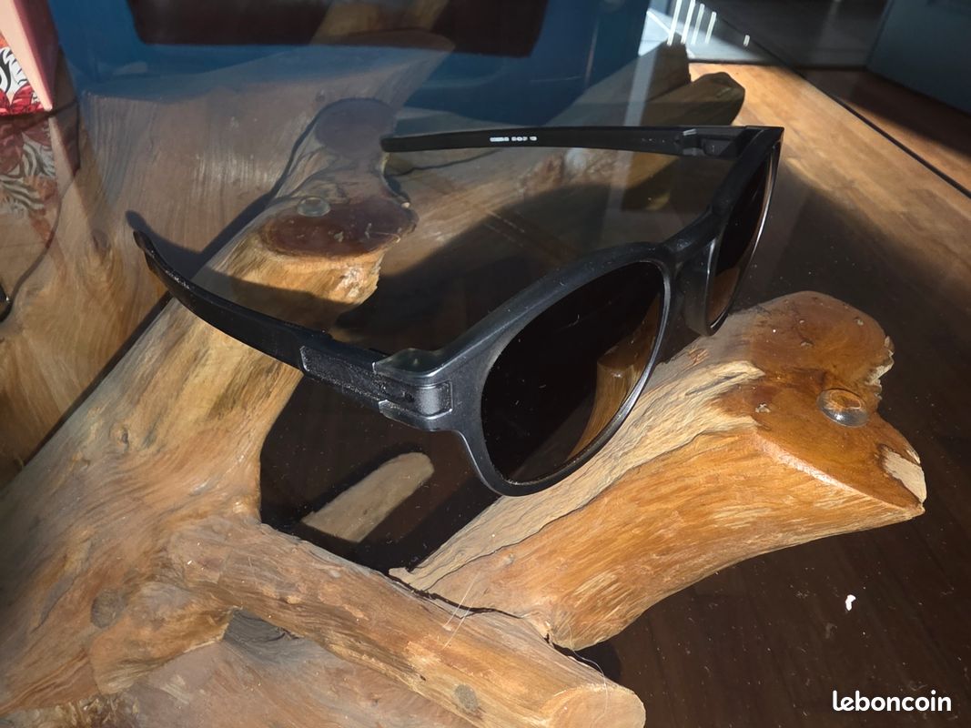 Oakley latch (image 6)