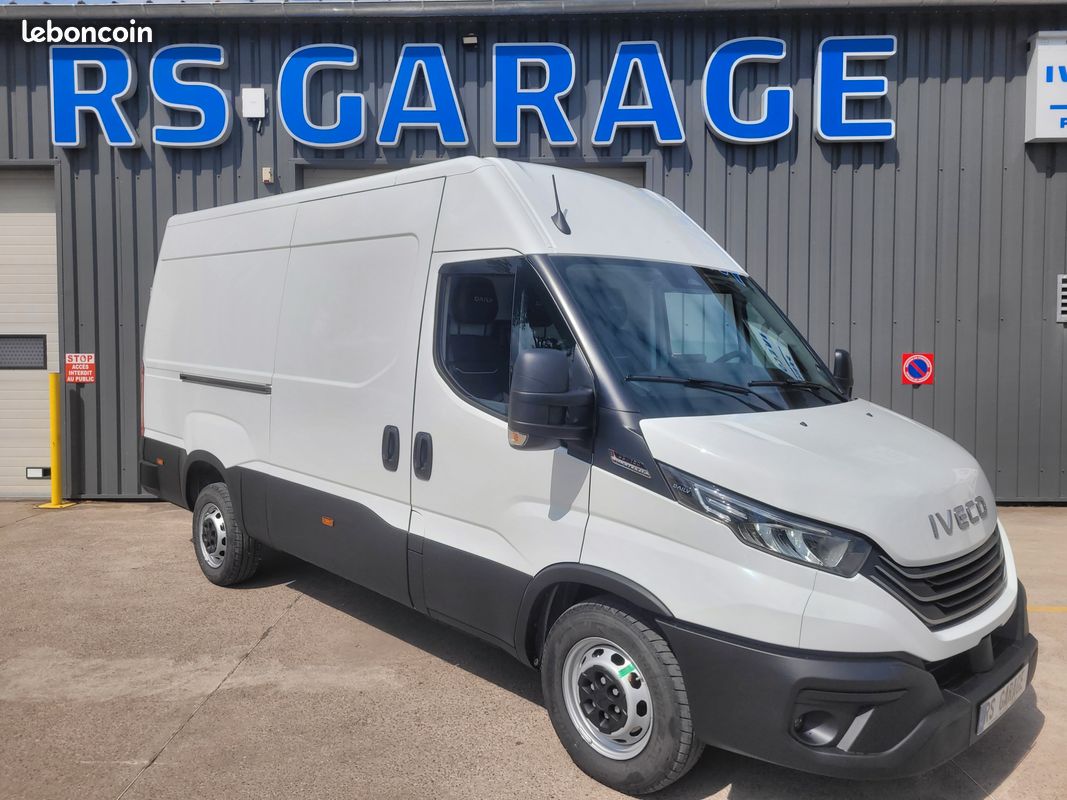 IVECO DAILY 35S18 HA8 V12 FOURGON PACK COMFORT 03 PLACES comme NEUF avec BOITE AUTO + MOTEUR 3 LITRES + CAMÉRA + RADARS + PORTES 270 DEGRÉS + SIEGE SUSPENDU + PHARES FULL LED ( Prix Vente 43 990 HT ) (image 11)