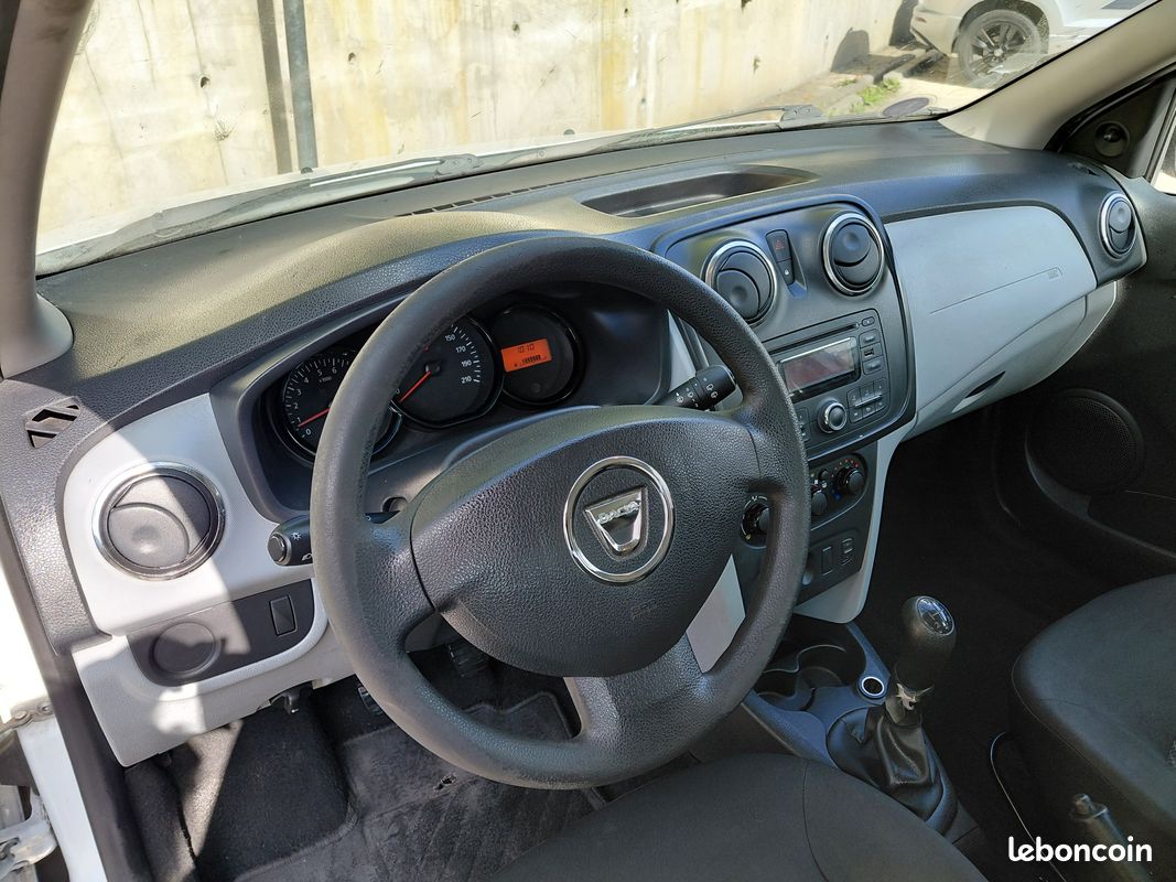 Dacia SANDERO 1.2 16V 75CH essence (image 4)