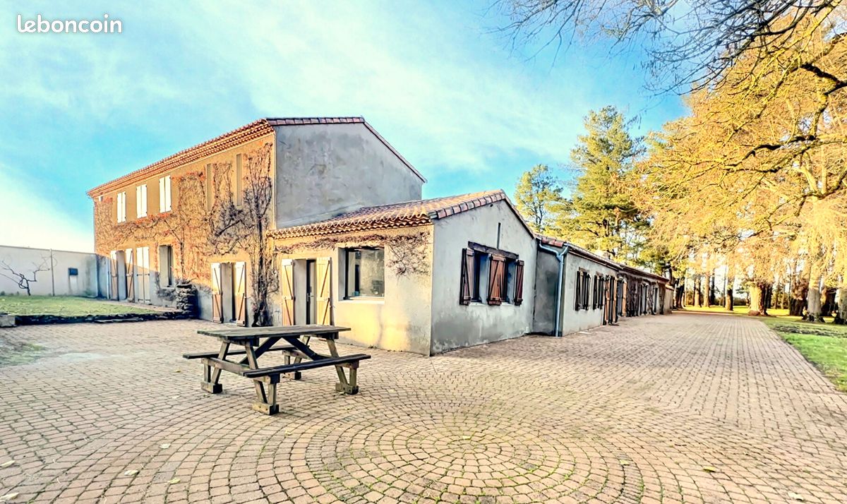 Maison 8 pièces 250 m² · à Saint-Julien-de-Concelles · 250 m² · 782 000 €
