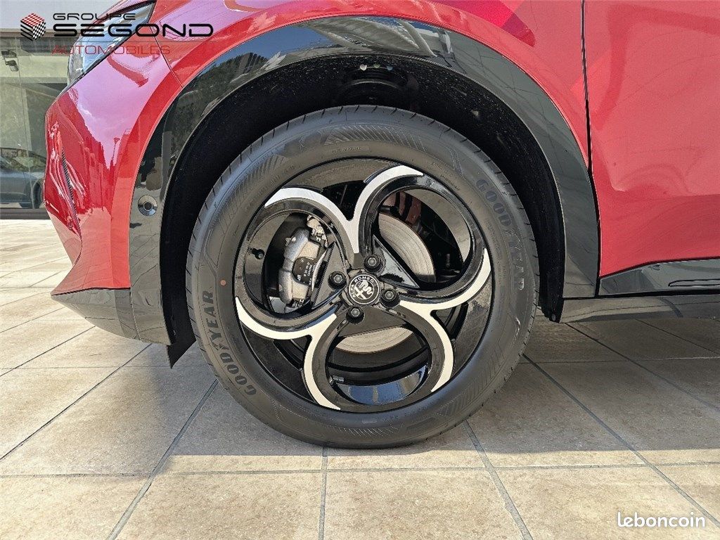 Alfa Romeo Junior 1.2 IBRIDA 145 CH EDCT6 Q4 Premium (image 6)