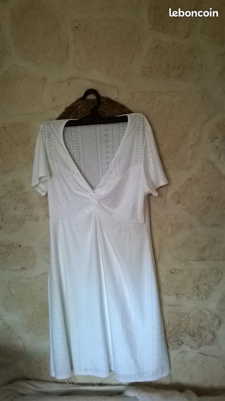 Robe Cache - Cache blanche broderies anglaises , forme trapèze . L , tissu stretch (image 1)