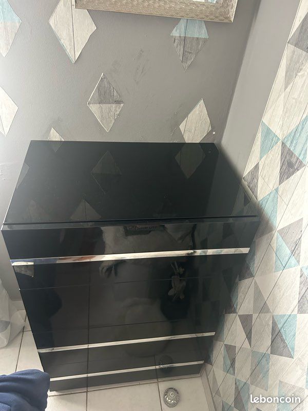 Chambre avec Lit, 2 table de chevets et une commode en noir laqué (image 8)