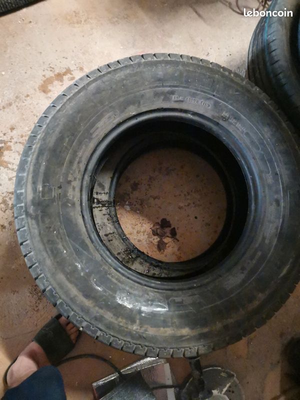 Paire de pneus Michelin 225 /75R16C (image 1)