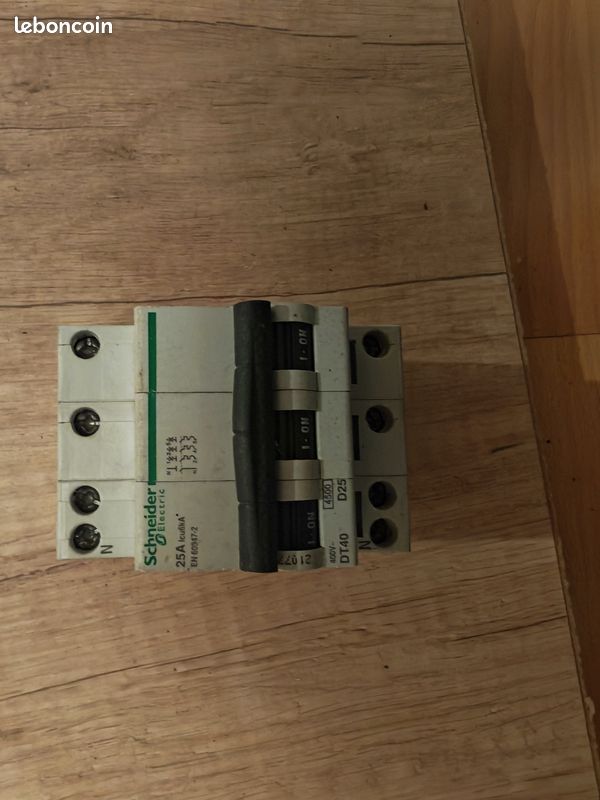 Disjoncteur modulaire triphasé + Neutre Schneider Electric DT40 D25 (3 pôles + N / 4 modules) (image 1)