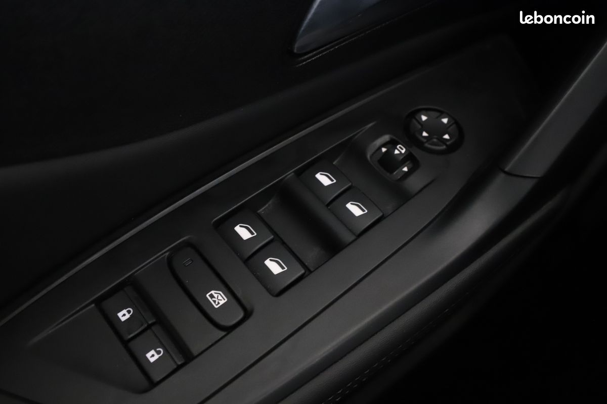 Peugeot 408 1.6 PHEV Allure Pack e-EAT8 225 ch (image 30)
