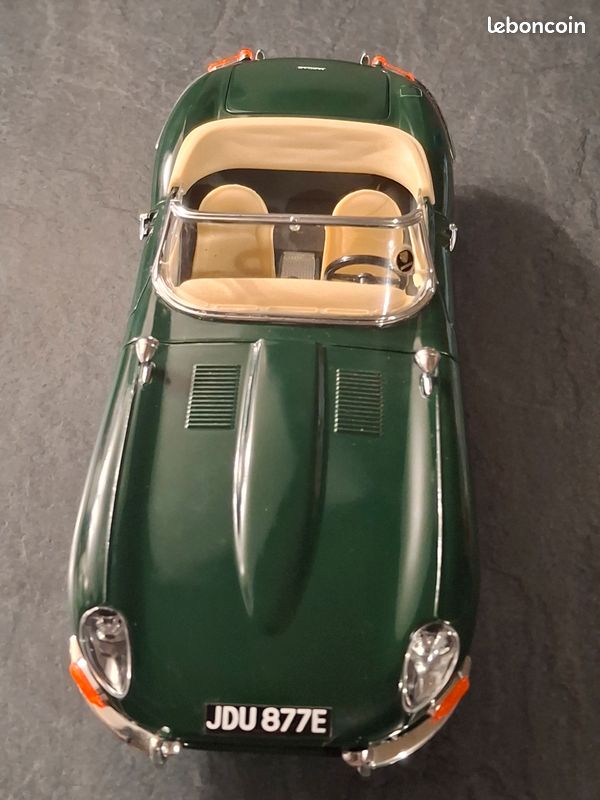 Jaguar Type E Cabriolet 1961 – Vert Anglais – Échelle 1/18 – Burago – Miniature Collection (sans Boîte)