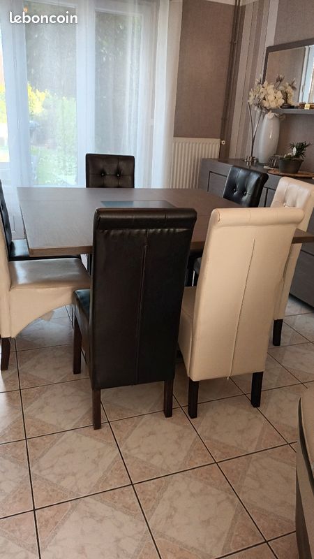 Table pour salle à mangé et 7 chaises (image 2)