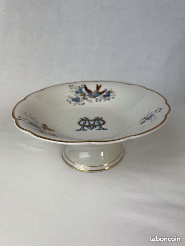 Plat sur pied avec un monogramme M et oiseau bleu et marron (image 1)