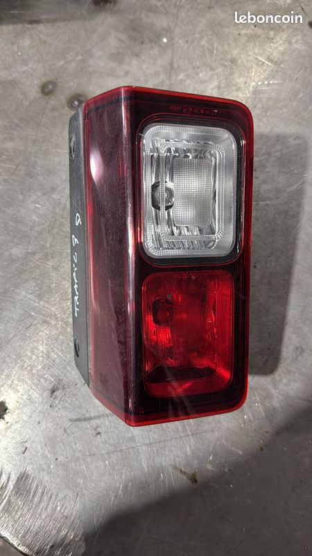 Feu Arrière Droit Pour RENAULT TRAFIC (10/06→06/14) - Prise 4 Trous - Neuf OEM 2652000Q0A