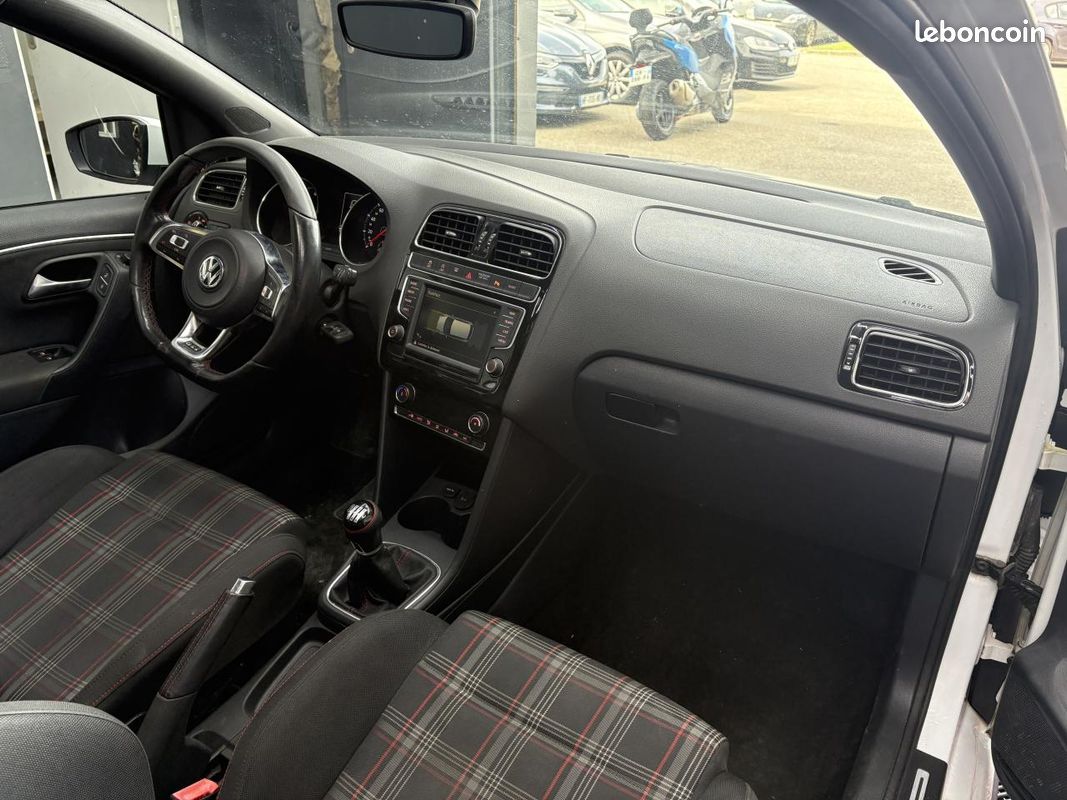 VOLKSWAGEN POLO 1.8 TSI 190 BLUEMOTION GTI ( toit ouvrant ) (image 25)