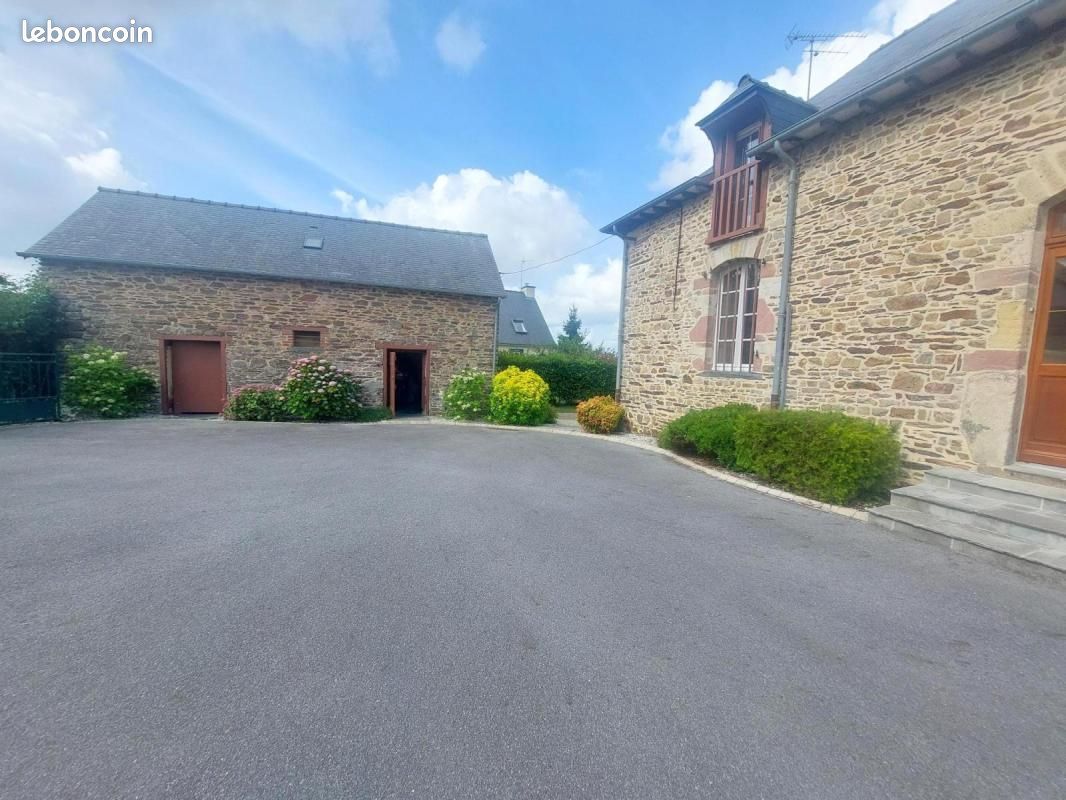 Maison 8 pièces 143 m² · à Crevin · 143 m² · 990 €