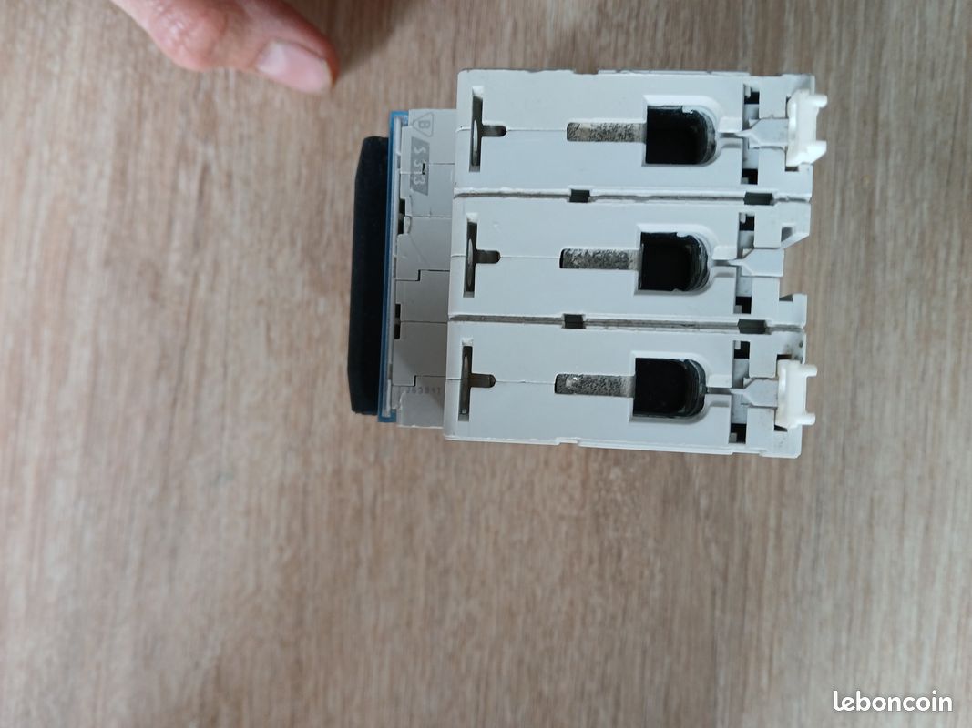 Disjoncteur tripolaire D10 - LEGRAND - Neuf (image 4)