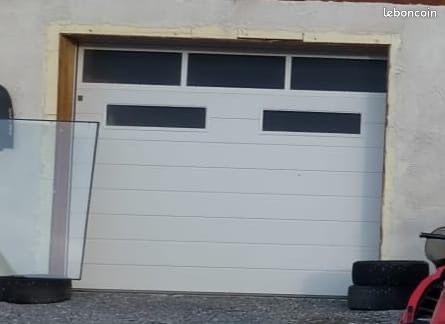 Lot de 2 Portes de garage sectionnelles motorisées blanches - largeur 3 m - avec hublots (image 1)