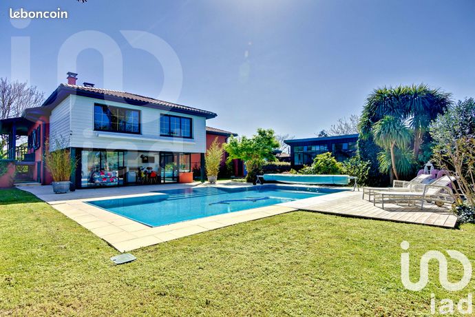 Maison 7 pièces 240 m²