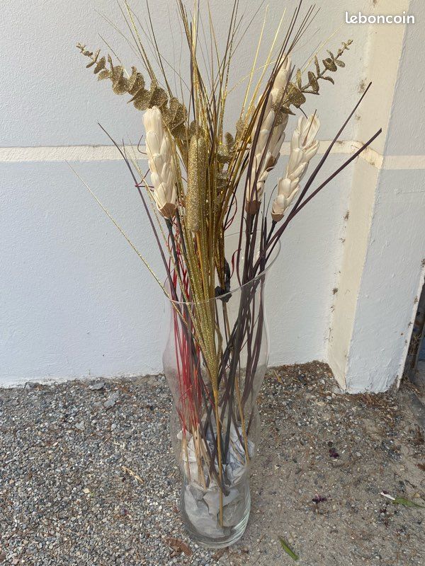 Grand vase en verre avec composition florale décorative (image 1)