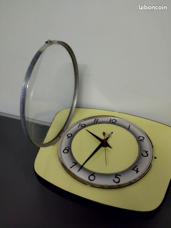 ANCIENNE PENDULE JAZ avec dateur formica vintage années 60 EUR 10,00 - FR