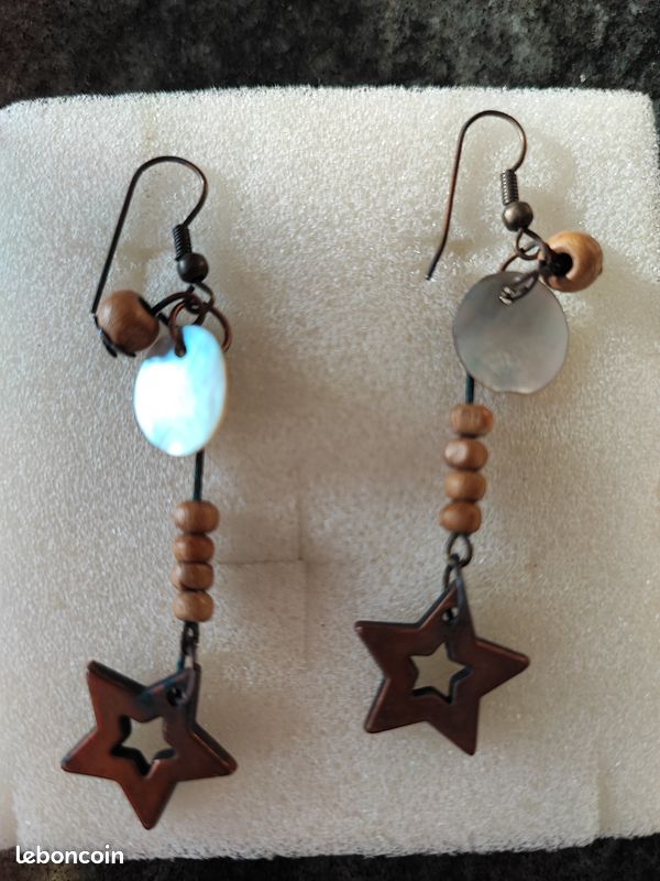 Boucles d'oreilles pendantes en métal et bois (image 2)