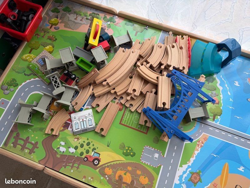 Table train en bois + circuit (image 2)