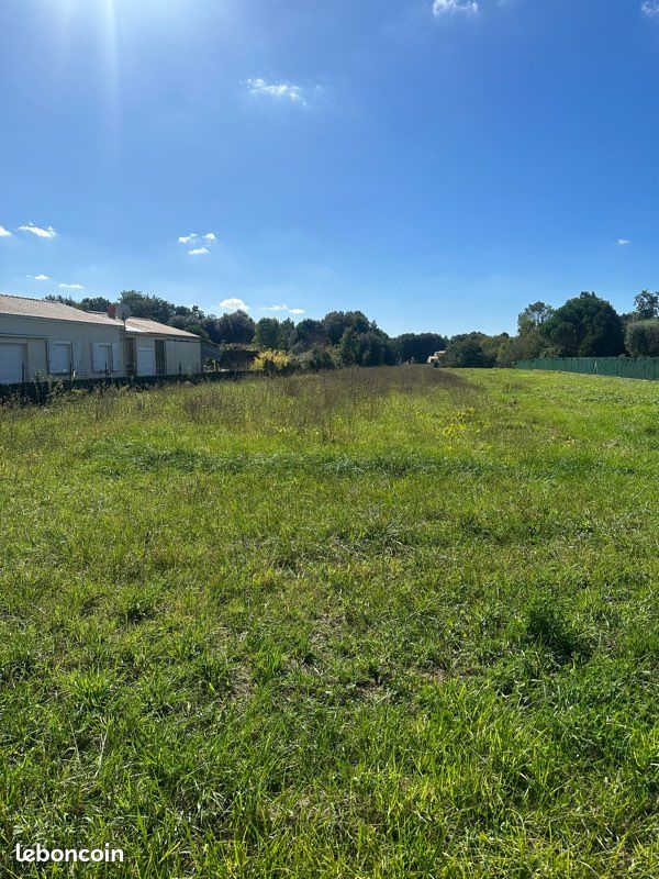 Terrain constructible 1883m2 · à Saint-Romain-de-Benet · 80 000 €