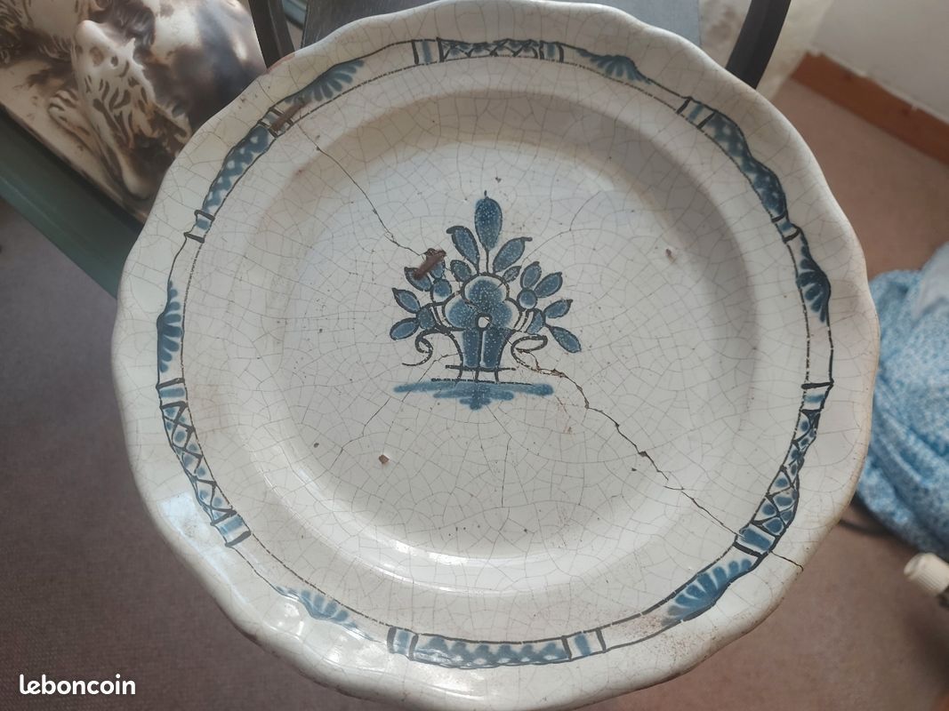 3 plats très anciens en faience dite Cul noir Forges les eaux vendus en l'état (image 6)