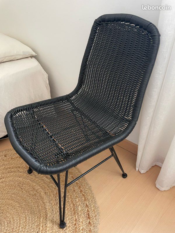 Chaise noire plastique (image 2)
