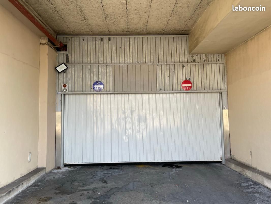 Garage/box Paris · 96 €