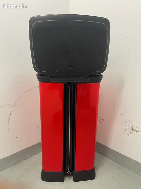 Poubelle CURVER Flip Bin 50L - Noir/Rouge - Couvercle 3 Positions - Design Compact 29,4x37,6x65,3 Cm