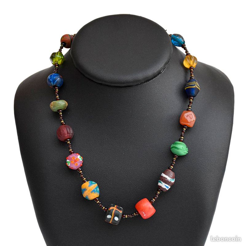 Ancien collier ras de cou perles de verre bleues à facettes - Le