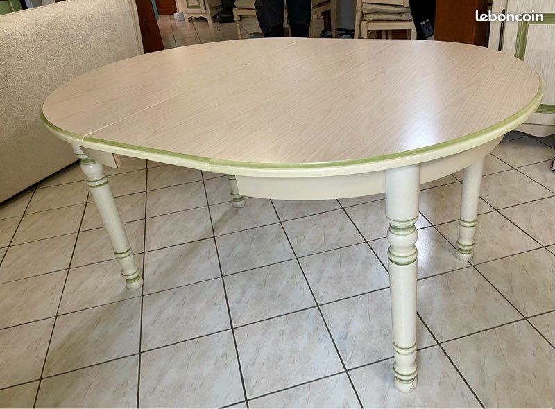 Table avec six chaises (image 5)