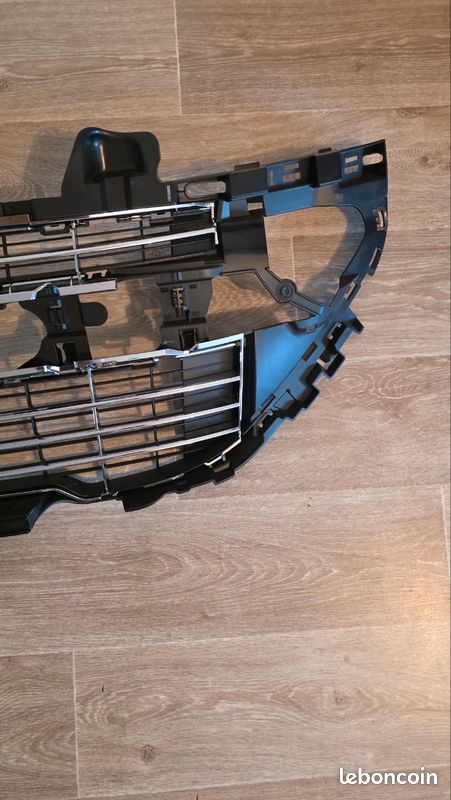 Calandre Peugeot 308 phase 1

Grille centrale pare-chocs avant (image 3)