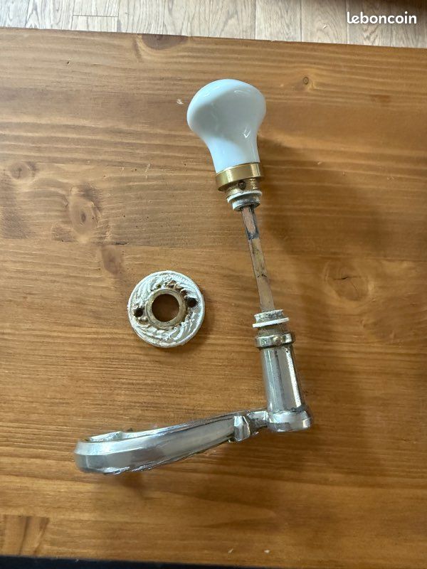 Plusieurs poignées de porte vintage avec bouton en porcelaine blanche (image 1)