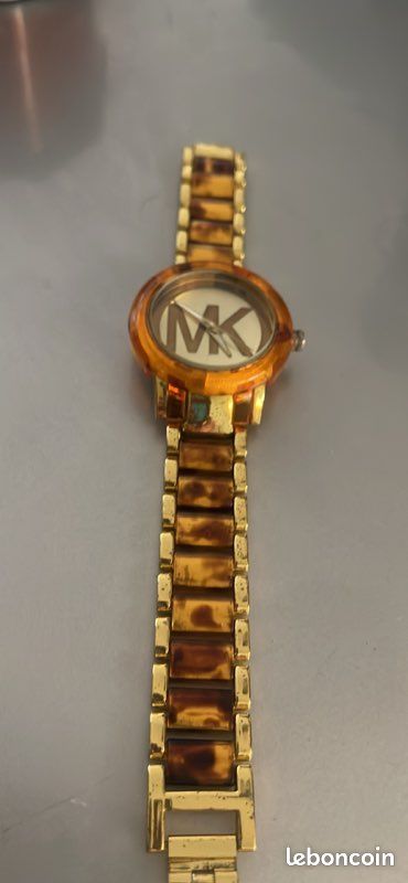 Montre femme Michael Khors dorée avec bracelet et détails en écaille de tortue (image 1)
