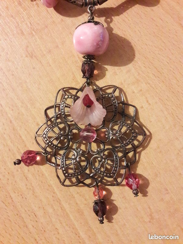 Collier sautoir fleur et perles en verre roses de créatrice (image 2)