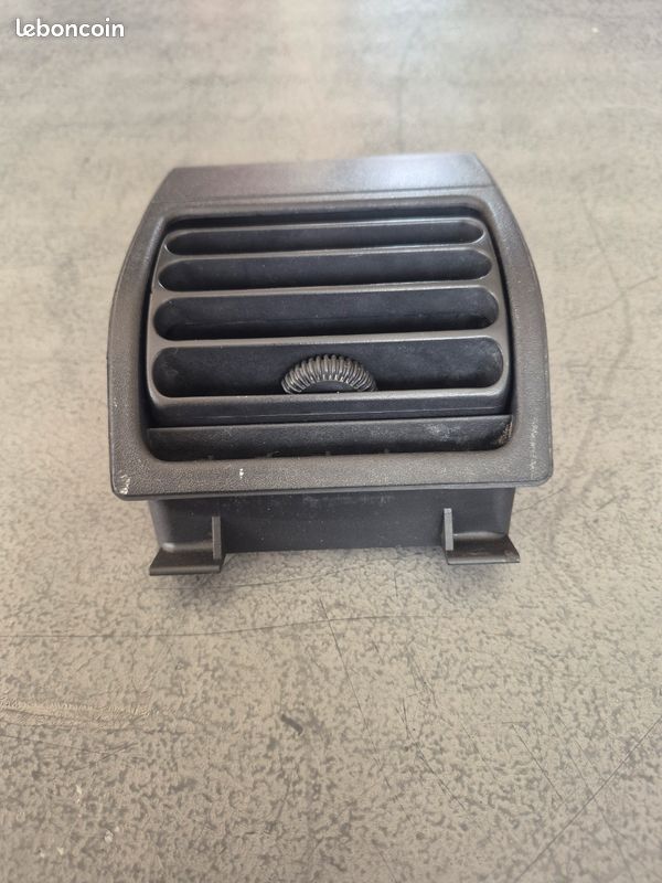Grille ventilation droite 205 (image 2)
