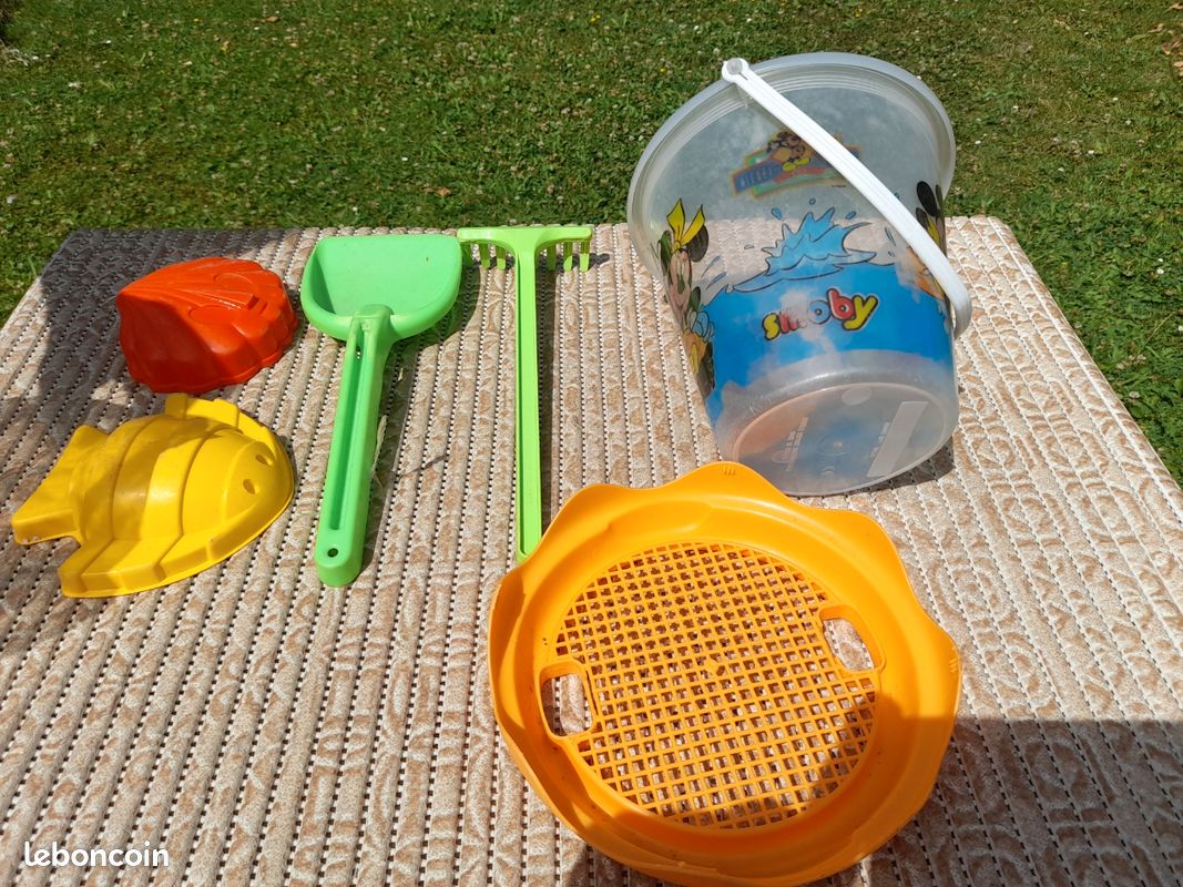 6 jouets de plage Smoby 1 seau Mickey 1 tamis 1 pelle 1 râteau 2 moules poisson - Jeux & Jouets 6 jouets de plage Smoby 1 seau Mickey 1 tamis 1 pelle 1 râteau 2 moules poisson - Jeux & Jouets