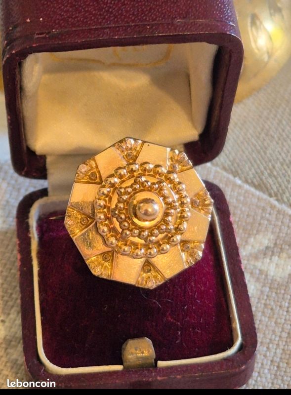 Bague en or gris 18K avec saphir de Ceylan cabochon 6,00 ct et 0,20 Bague en or gris 18K avec saphir de Ceylan cabochon 6,00 ct et 0,20