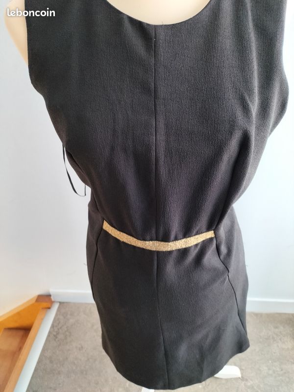 Robe noire à ceinture doré Vêtements