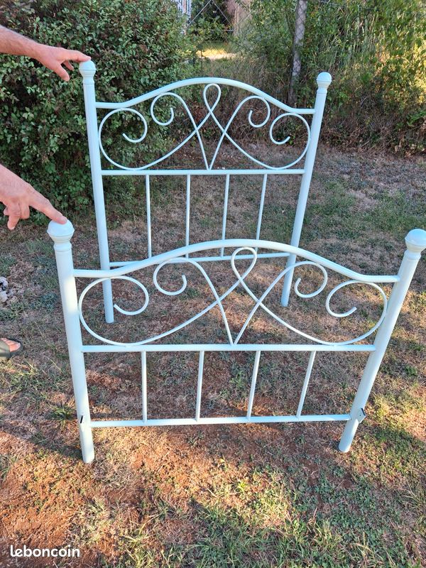 Vends lit 1 place en fer vert pâle avec sommier (image 1)
