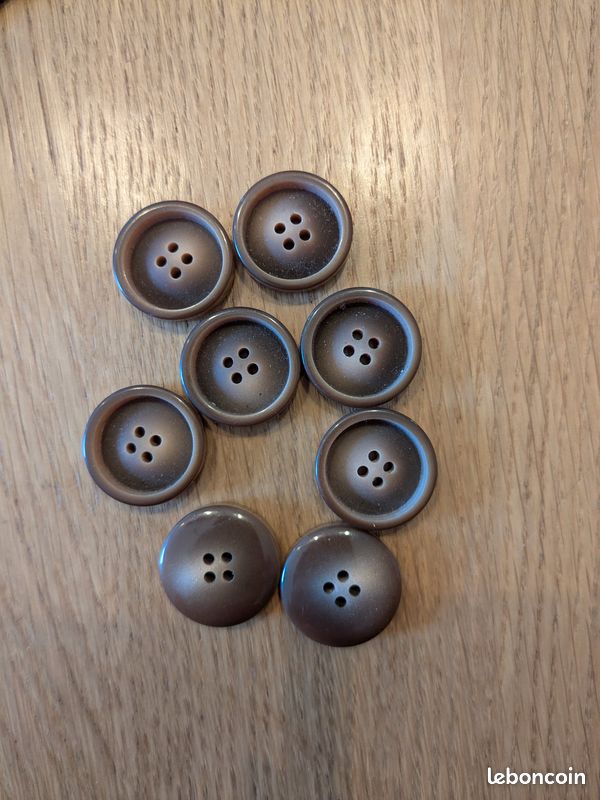 Boutons marrons 4 trous P46 (image 1)