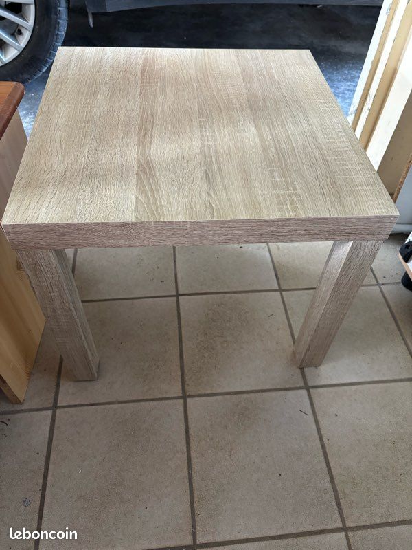 Petit table carrée effet bois (image 1)