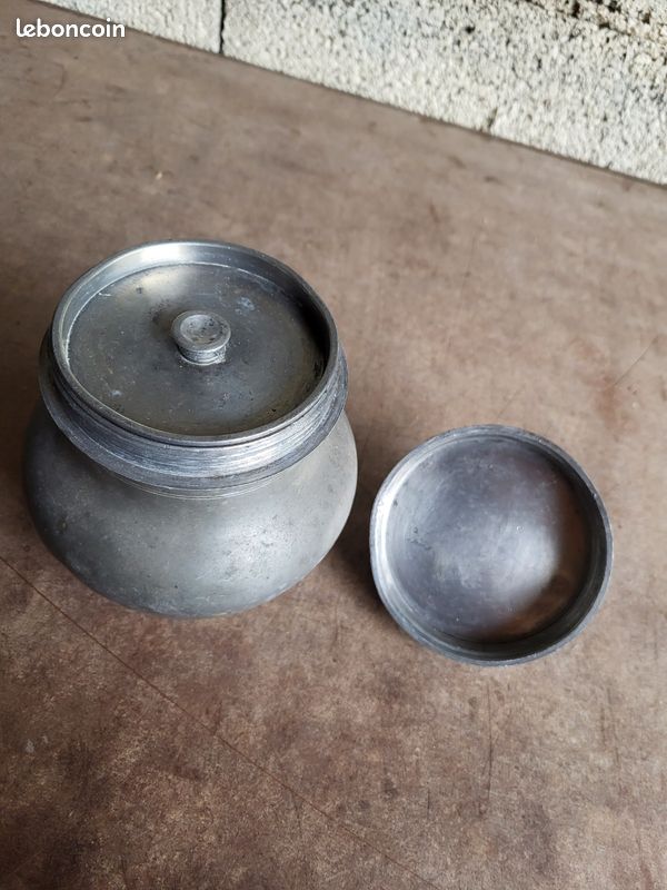 POT À BOUILLON à deux anses en porcelaine blanche couvercle étain . XX
