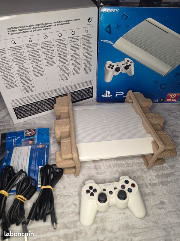 Console Sony PS3 Super Slim Blanche - 500 Go - Avec 2 Manettes Et 16 Jeux - Occasion
