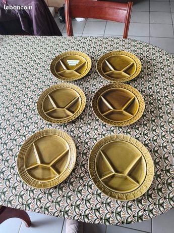 8 ANCIENNES ASSIETTES en barbotine Jeanne d'Arc Onnaing EUR 36,00