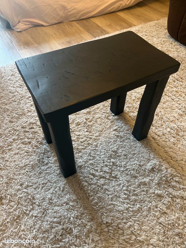 Tabouret en bois noir (image 1)