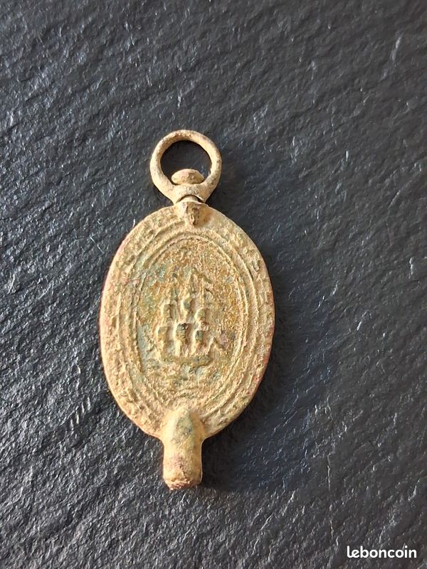 Ancienne clé de montre à gousset — décor ciselé XIXe siècle (image 1)